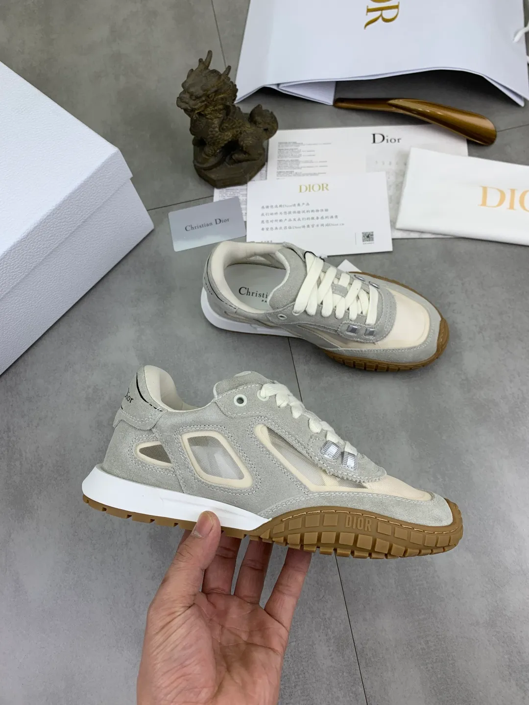 Men's men's shoes P520 new Dior Tech sneakers 2026 early spring series new products, with fashionable details, highlighting retro aesthetics. The light beige anti-suede cow leather upper is spliced ​​with apricot transparent mesh fabric on the side. The upper window edge is adhered with high-frequency flat ironing and back-pressure. It replicates the original craftsmanship, making it beautiful and comfortable without falling off. The interior is made of sheep lining of the same color, which is soft and comfortable. The heel and tongue are embellished with the Paris logo. The textured TPU soles with the same color logo. The high-end version is exquisitely packaged, adding a high-end style.  Code number: 35-46